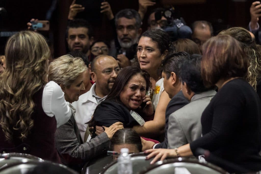 En plena sesión, avisan a diputada que su hija fue asesinada