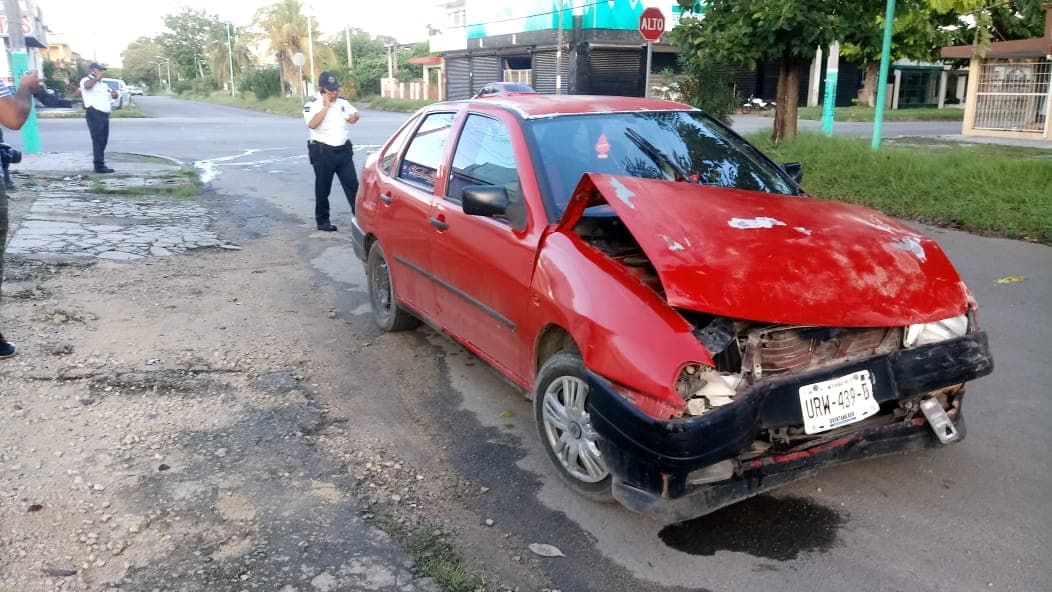 Se pasa alto y provoca choque en Chetumal