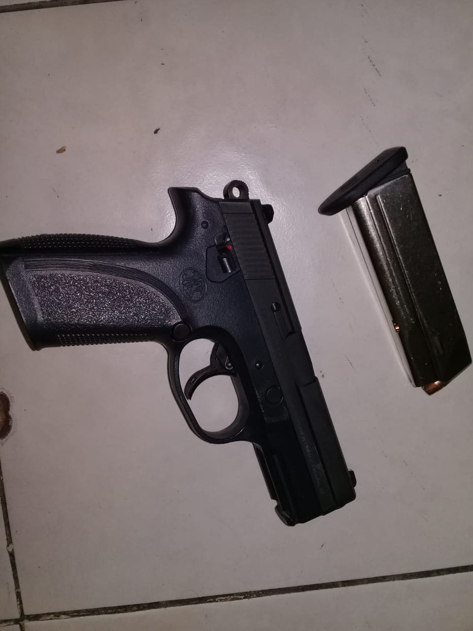 Atrapan a pistolero por 'textear' en semáforo