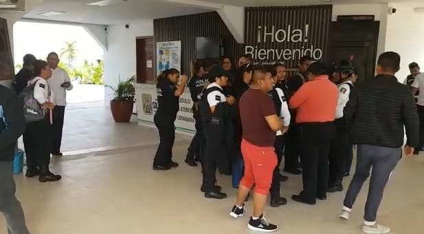 Protestan policías de Playa del Carmen por falta de aguinaldo