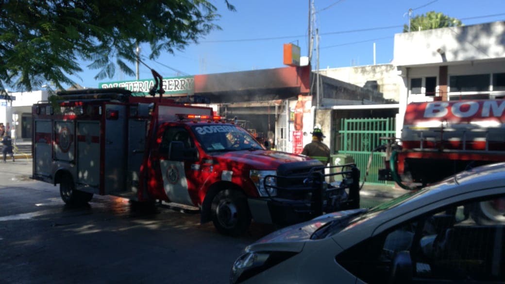Arde en llamas local de pirotecnia en Playa del Carmen
