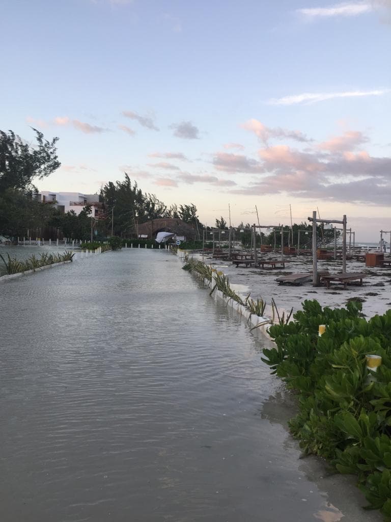 Mal clima afecta a Holbox: Puerto cerrado y calles anegadas
