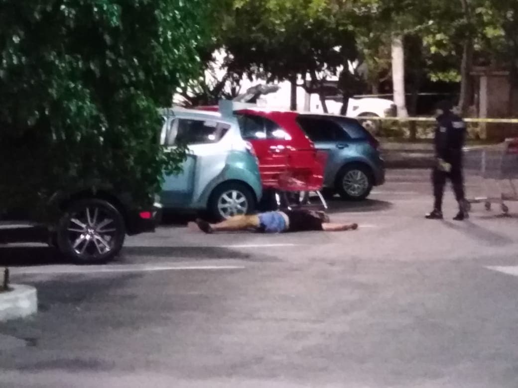 Sujeto es ejecutado en el estacionamiento de supermercado