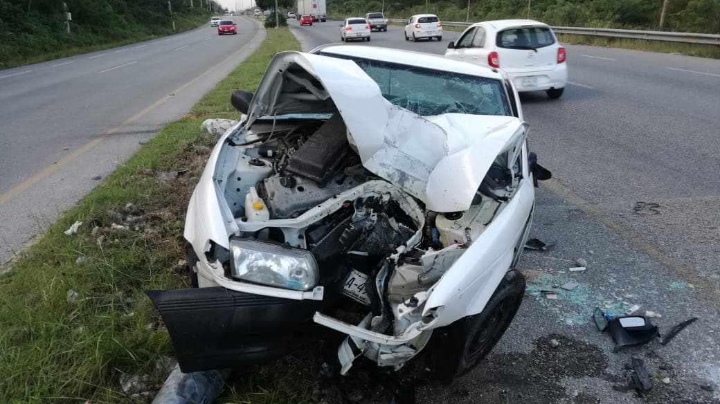 Pestañea y se estrella contra poste de luz en Playa