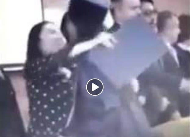 Alumno se besa en la boca con su maestra y se vuelve viral