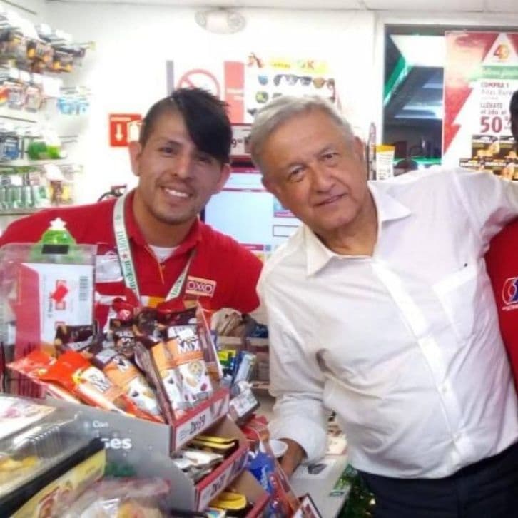 AMLO sorprende a empleados del OXXO con su visita