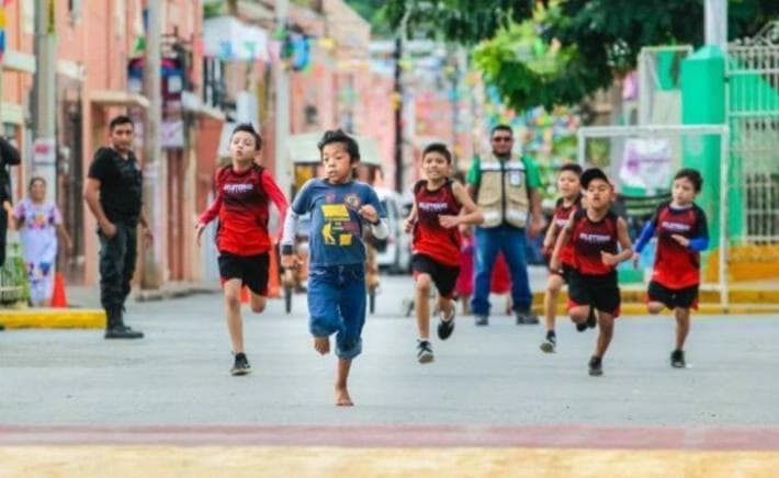 Niño yucateco gana carrera corriendo descalzo