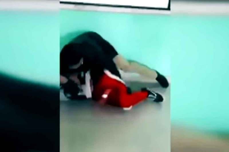 Alumno y profesor se pelean a golpes...todo por el uso del celular