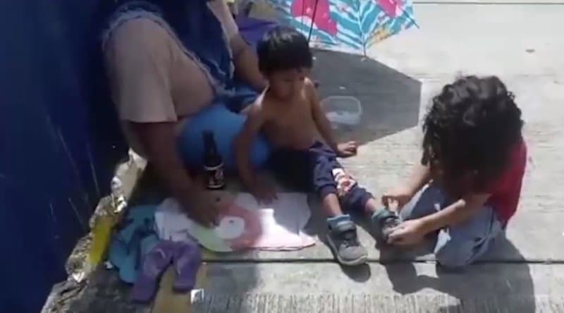 Redes se conmueven con video de niño que regala sus zapatos a otro que vive en la calle