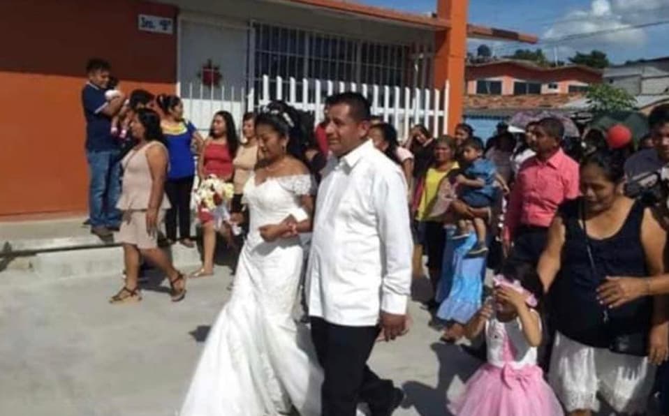 Por ahorrarse unos pesos, maestro celebra su boda en la escuela