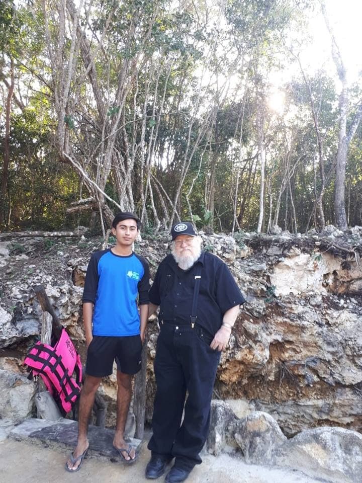 Captan a George R. R. Martin en Tulum