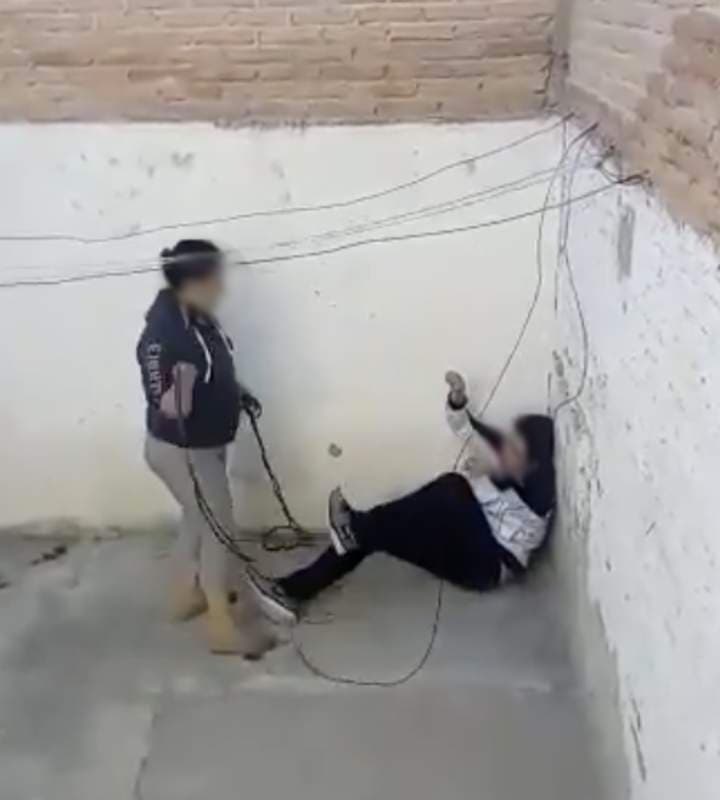 Madre azota a su hijo con un lazo y ya es buscada por la policía