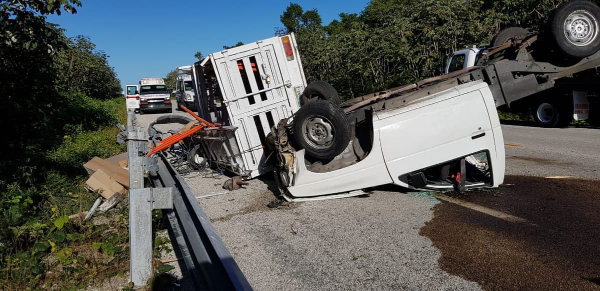 Choca y vuelca en la carretera a El Tintal