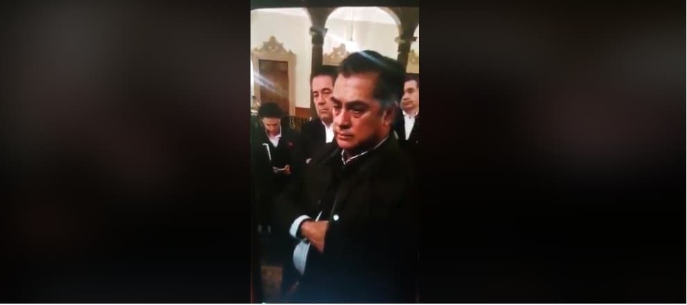 Video: "El Bronco" ignora la petición de mujer desamparada