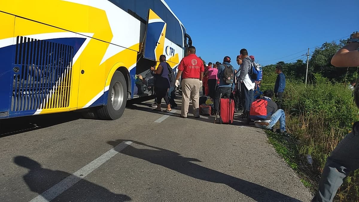 Mueren 2 y quedan 20 heridos en choque de autobús en Carrillo Puerto