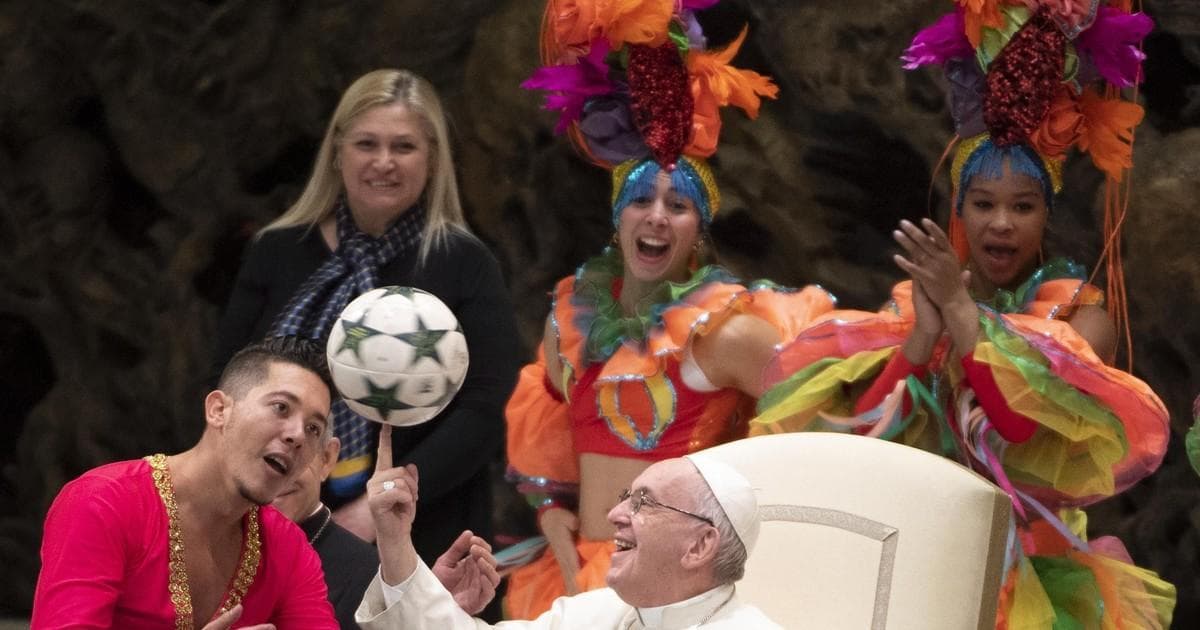 El papa Francisco hace malabares junto a circo cubano