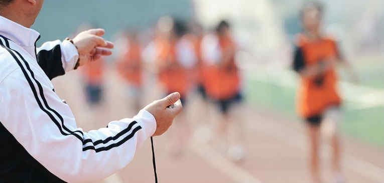 Obliga a sus alumnos a hacer ejercicio y se desmayan