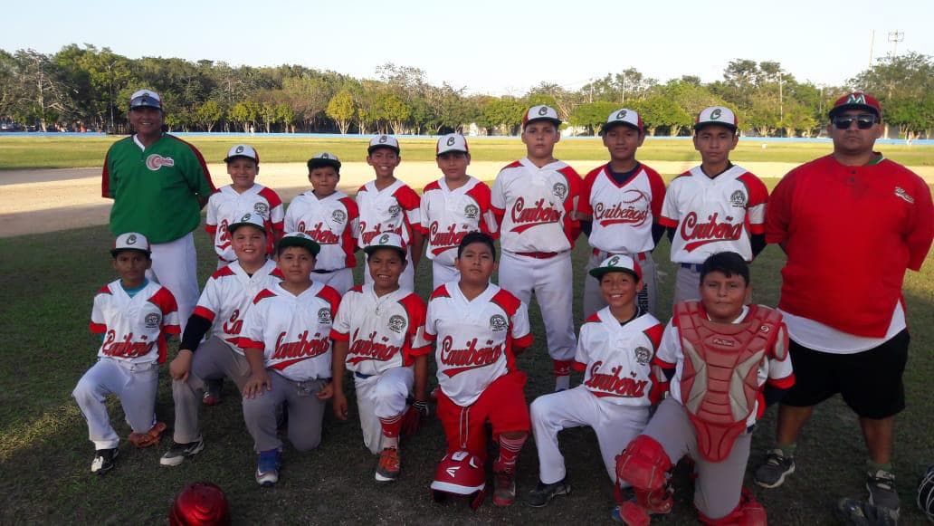 Visita de lujo en la Academia de Béisbol Riviera Maya