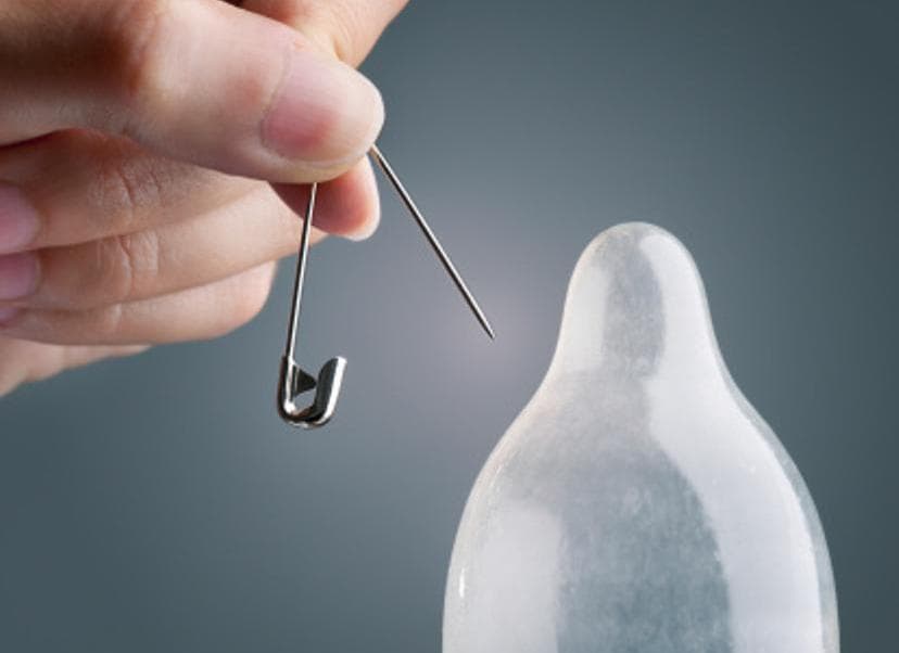 Madre ansiosa, perfora los condones de su hijo para tener un nieto