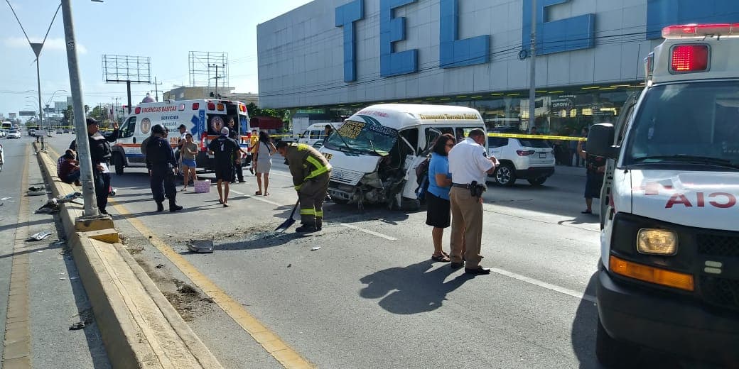 Choque de combi deja 14 heridos por Telebodega en Cancún