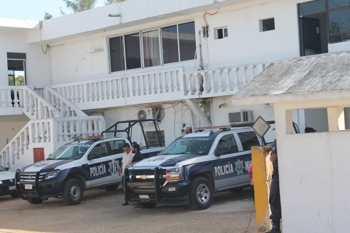 Corren a comandante y tres policías por chocar ebrios