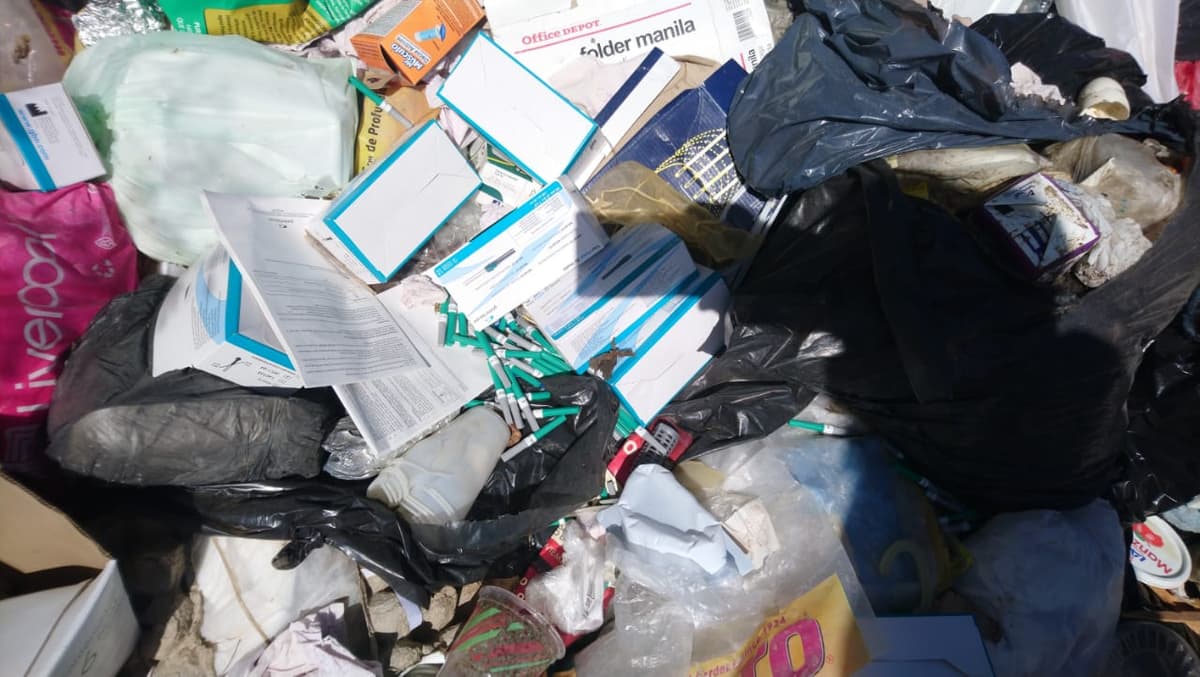 Hallan dos mil jeringas en tiradero de Chetumal