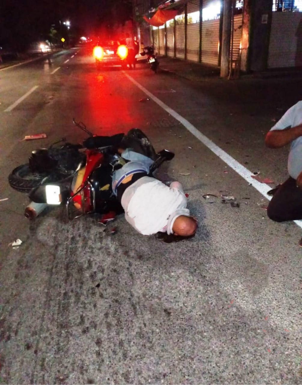 Motociclista choca contra camión y casi muere