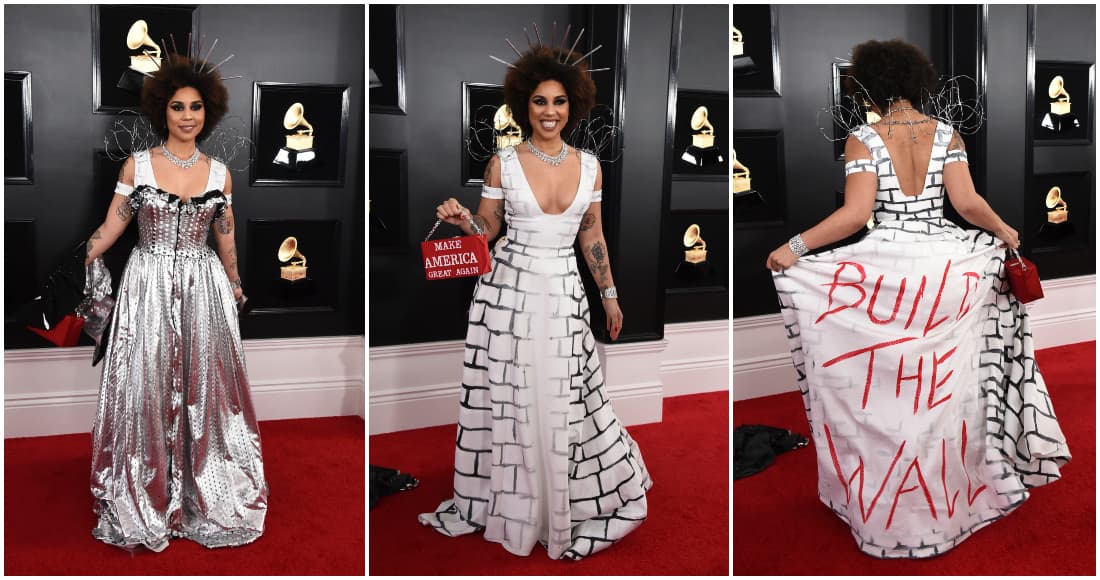 Con estrafalario vestido cantante pide que construyan el muro