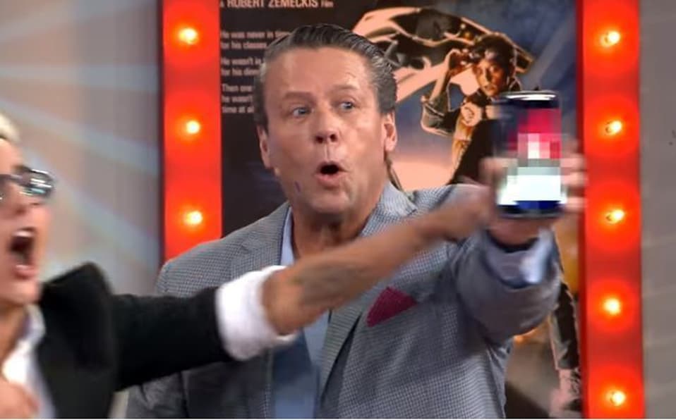 Alfredo Adame muestra su "pack" en televisión