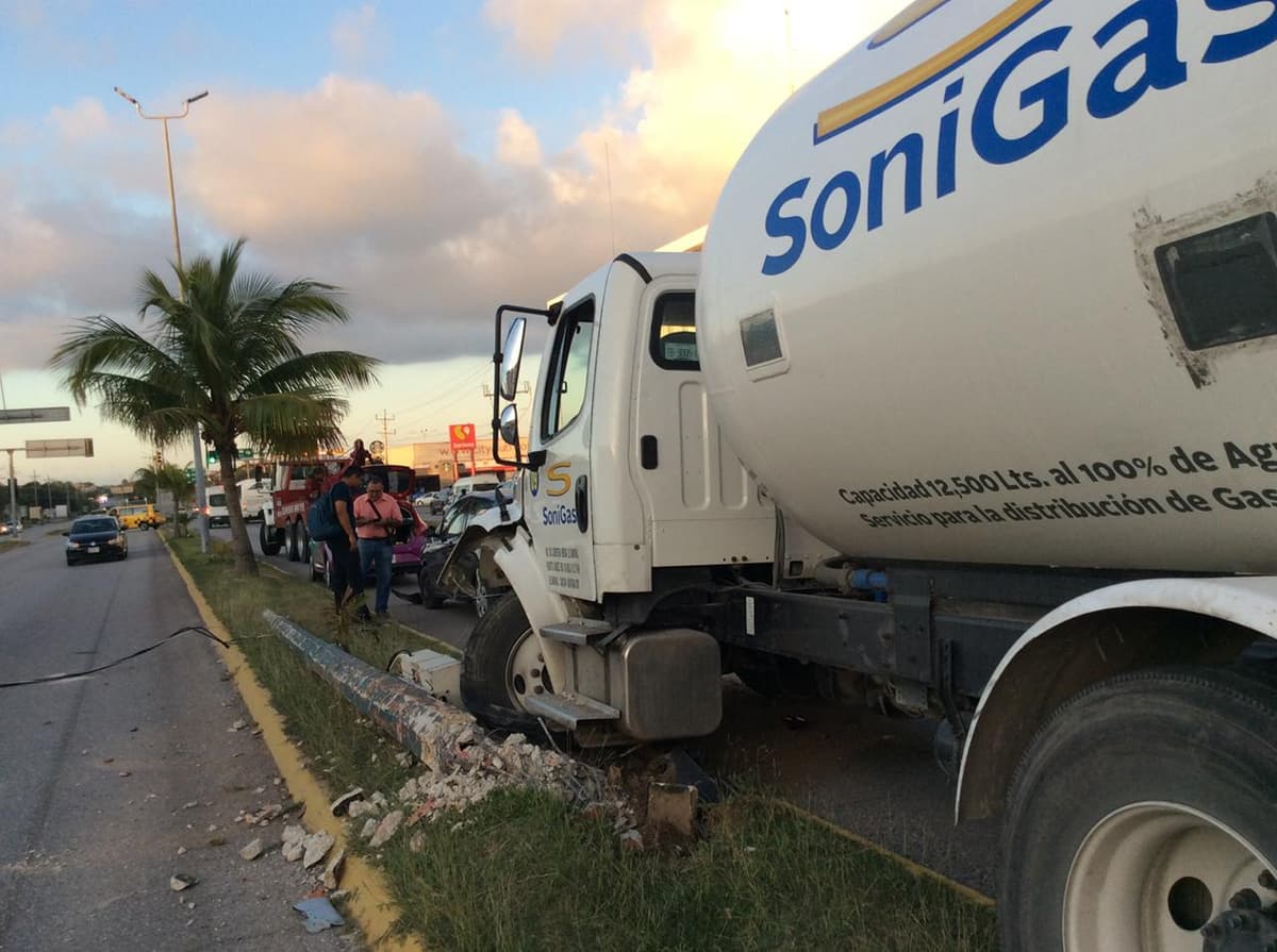 Pipa de gas tumba poste en el bulevar Playa del Carmen