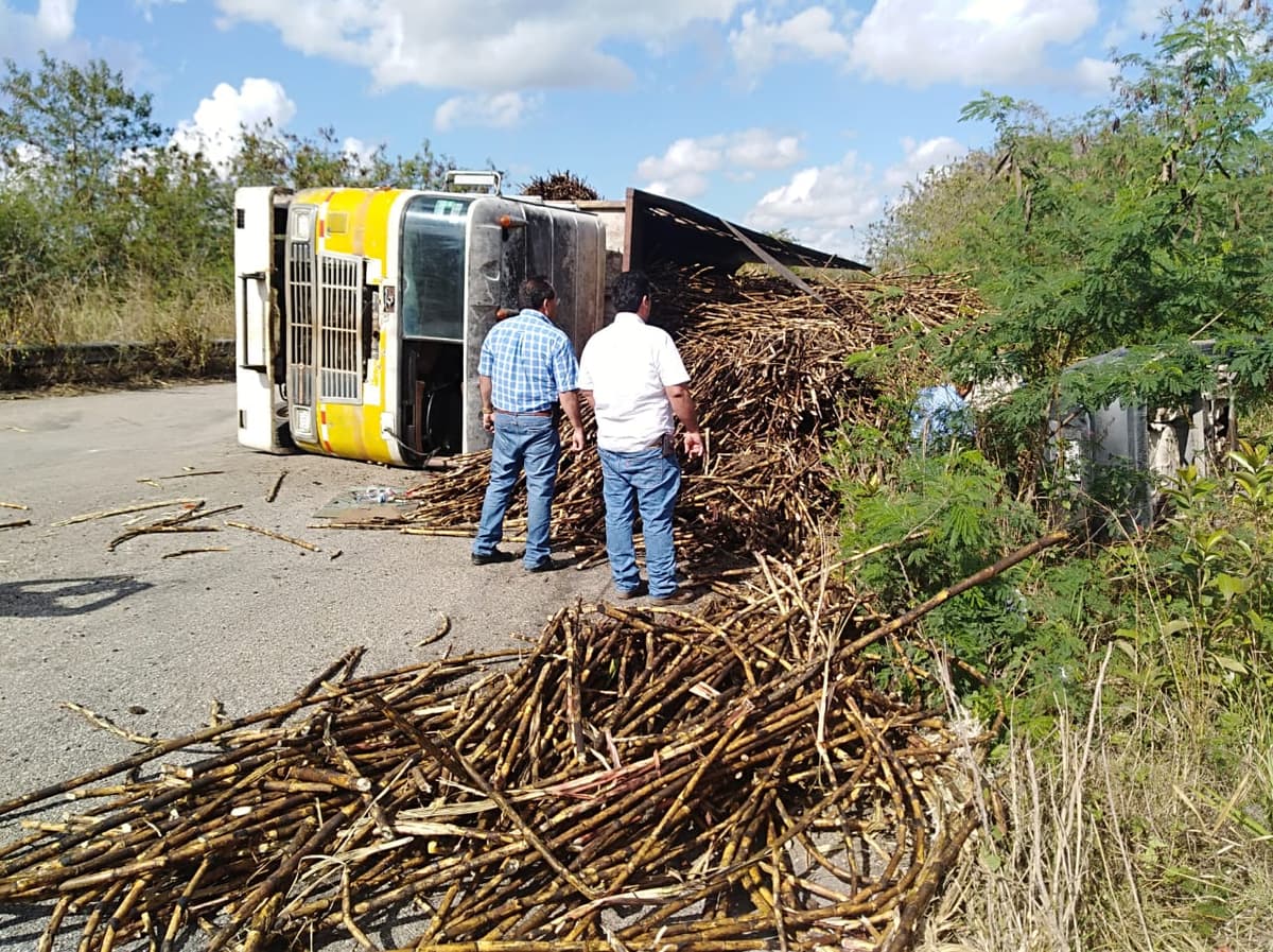 Vuelca camión cañero y deja caer carga sobre automóvil en Chetumal