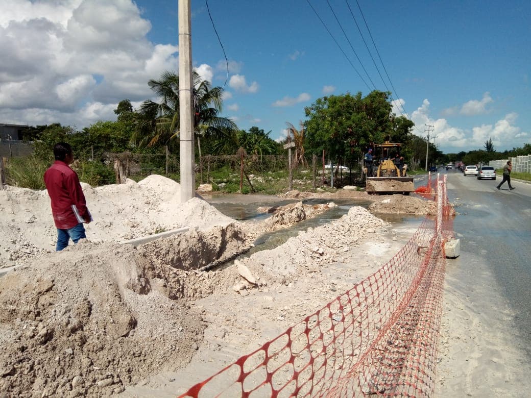 Empresa contratista genera río de aguas negras en manglar de Chacmuchuc