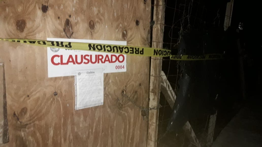 Clausuran obra por rellenar cenote con cemento en Playa