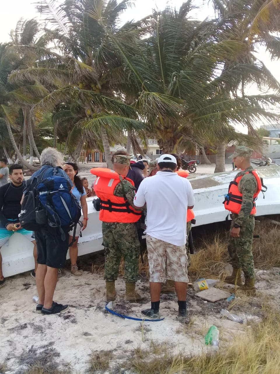 Rescatan marinos a turistas canadienses