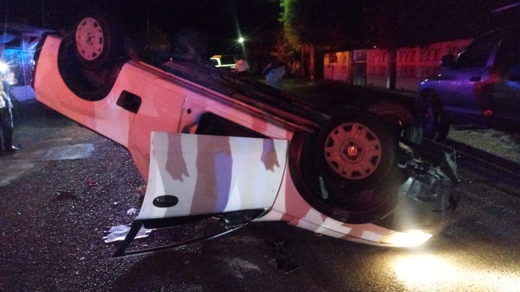 Vuelca camioneta tras chocar en Chetumal