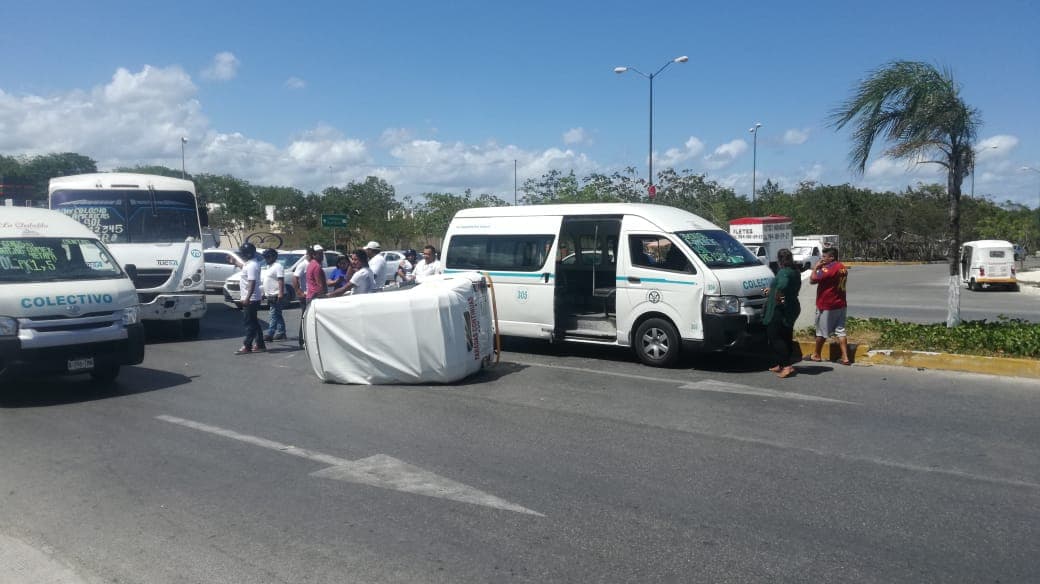 Mototaxi busca ganarle paso a combi y falla