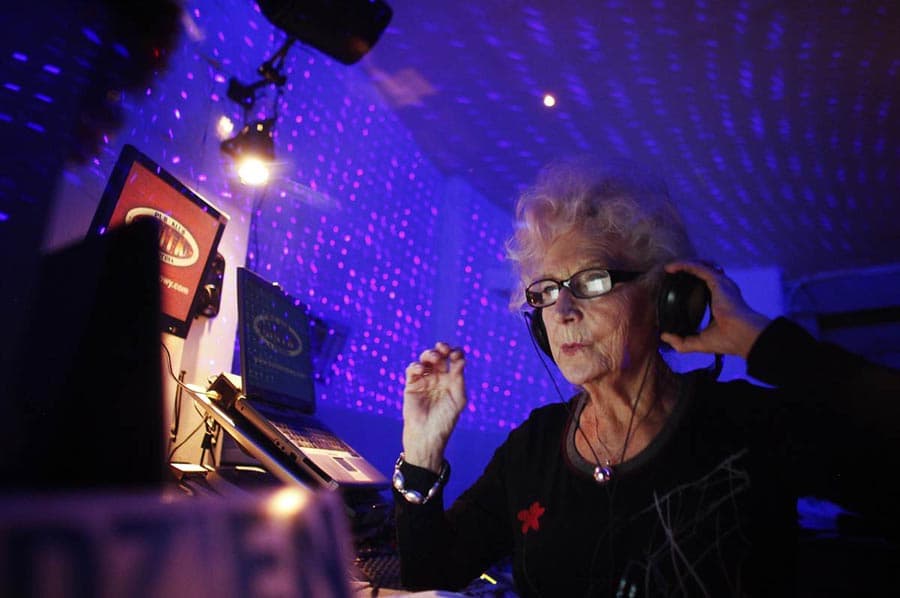 Conoce a DJ Wika, la abuela DJ de 80 años