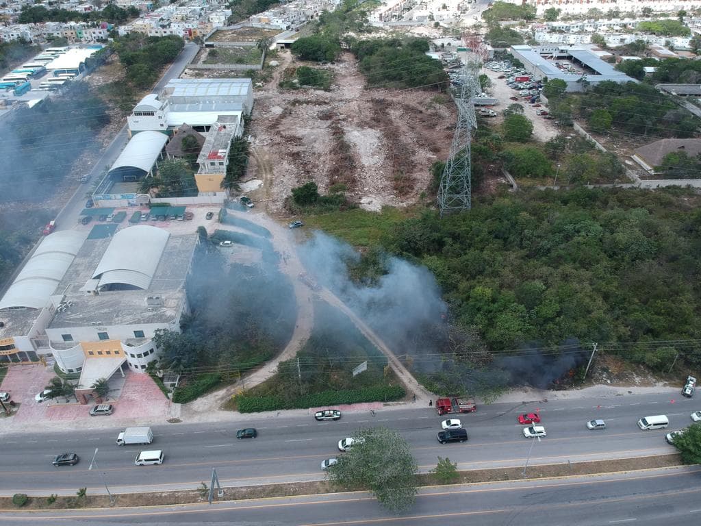 Evacúan escuela por incendio de maleza en Playa del Carmen