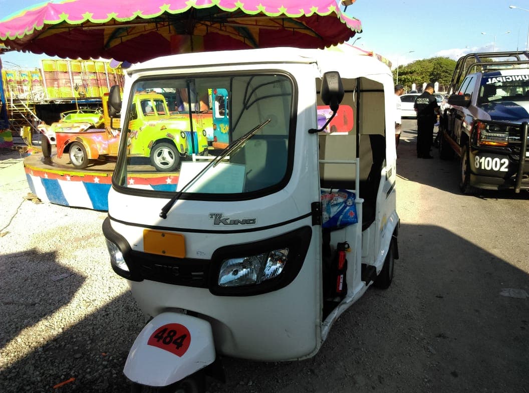 Mototaxi arrolla a motociclista en Villas del Sol
