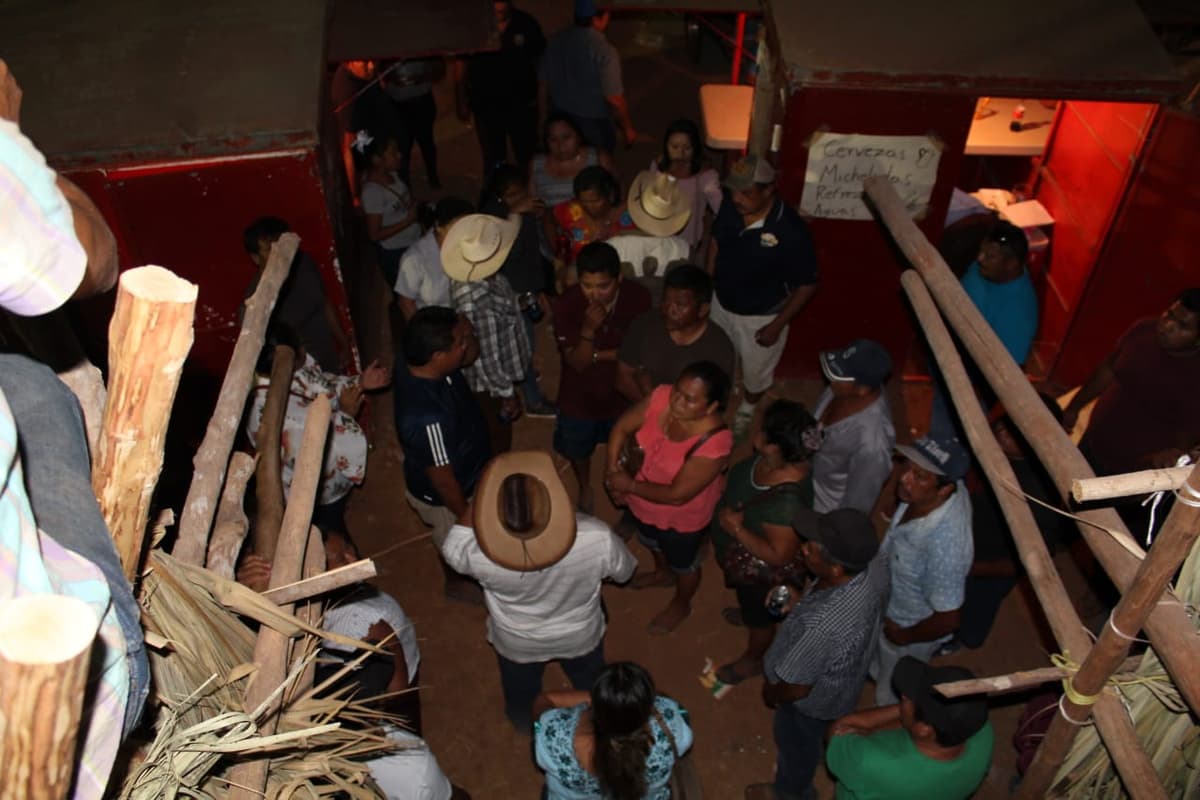 Palqueros de zona maya acorralan a regidor por "tranzar" boletaje