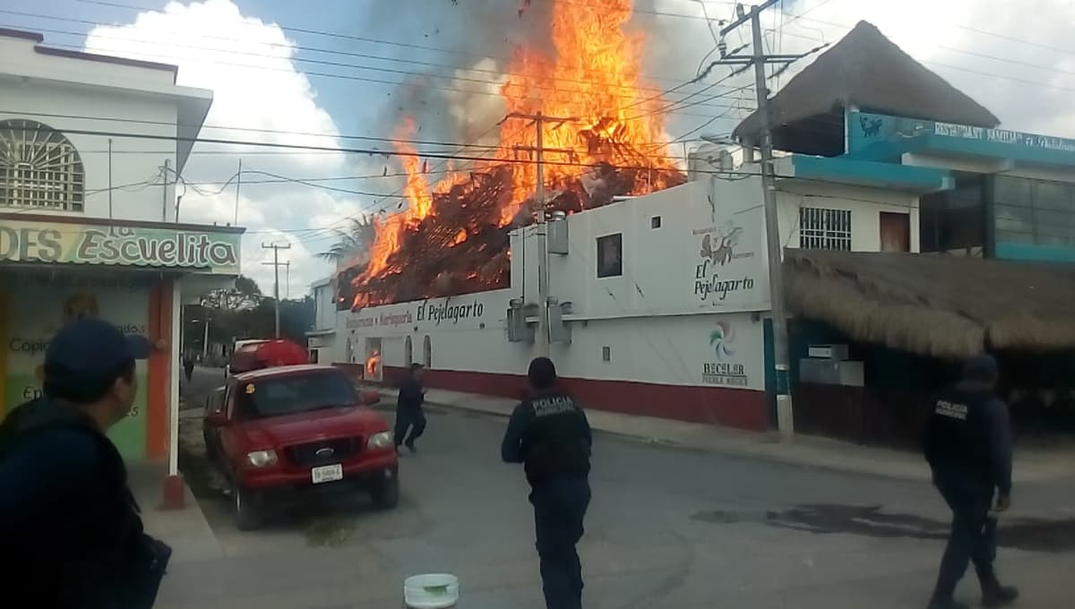 Se incendia palapa de "El Peje" en Bacalar, luego de amenaza