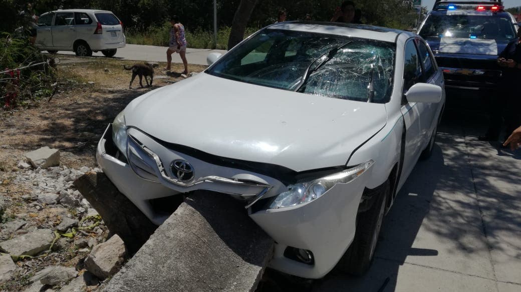 Por mirar celular y no la calle, se estrella taxista en Playa