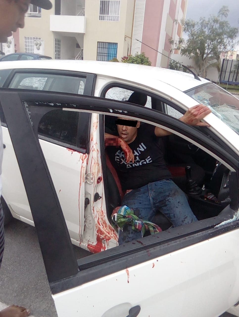 Con metralleta balean a sujeto en Misión de las Flores