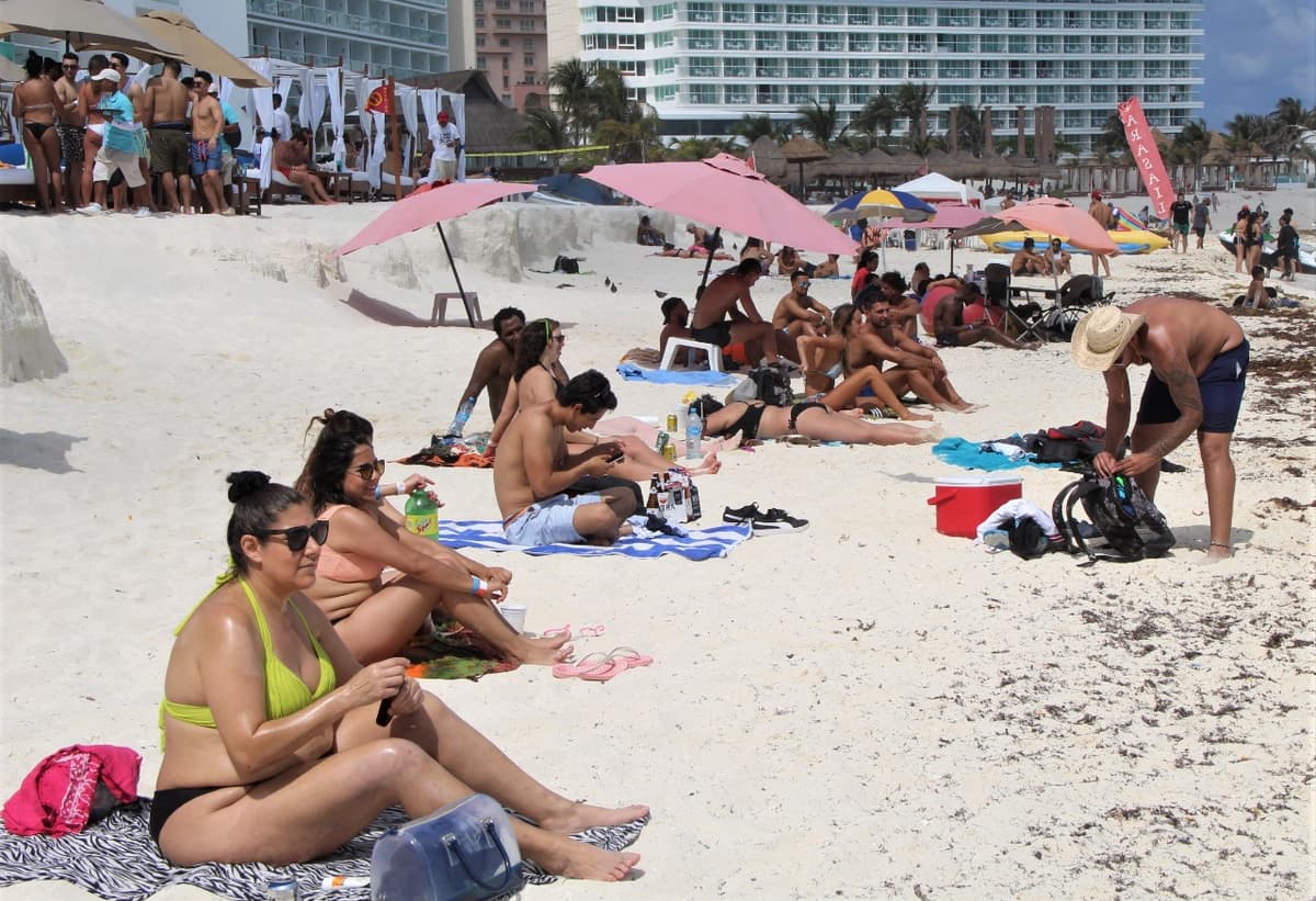 Satura “puente” hoteles y playas de Cancún