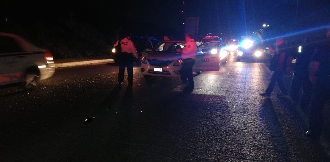 Balean a taxista sobre la carretera federal