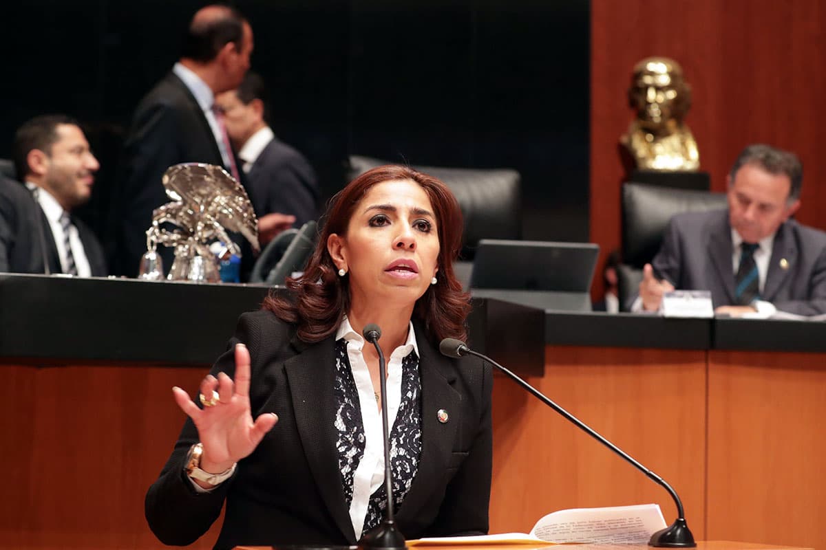 Exhibe Marybel Villegas su falta de dicción y pésima lectura en Tribuna