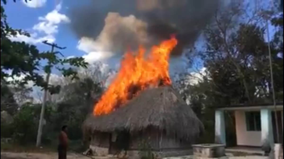 Cables de CFE "chispean" y provocan incendio en palapa