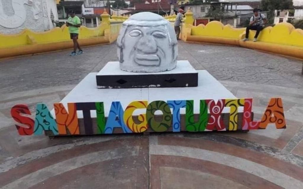 Cabeza olmeca "patito" desata burlas en redes sociales