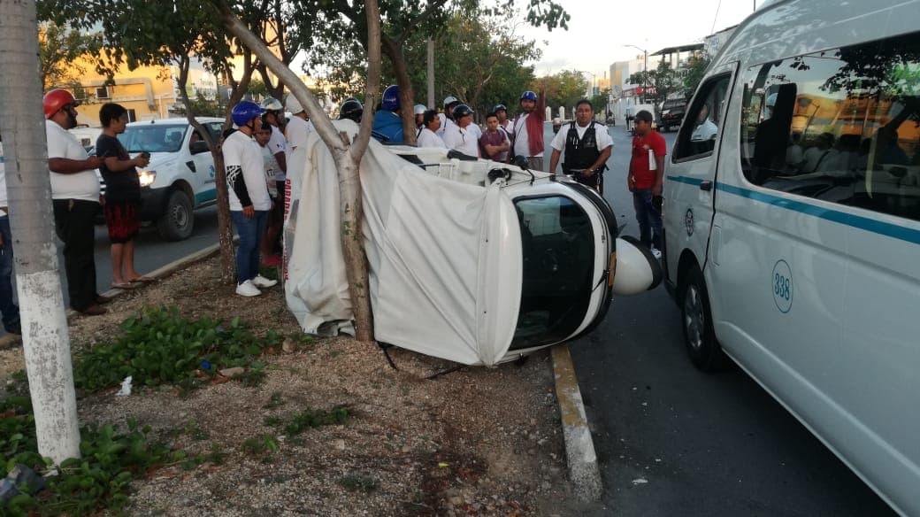 Se lleva combi a mototaxi en Villas del Sol