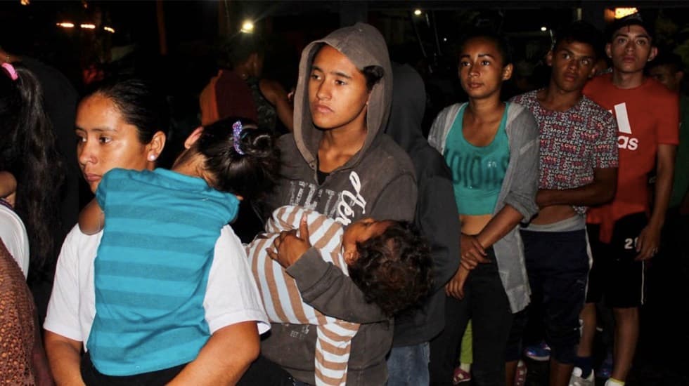 Escapan más de mil migrantes de estación del INM en Chiapas